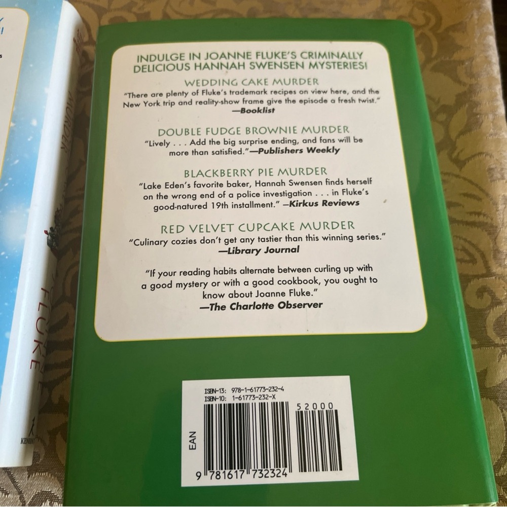 Lot Of Two Joanne Fluke Christmas Books Cupcake Cake Murder Mystery Hardcover - Picture 10 of 12